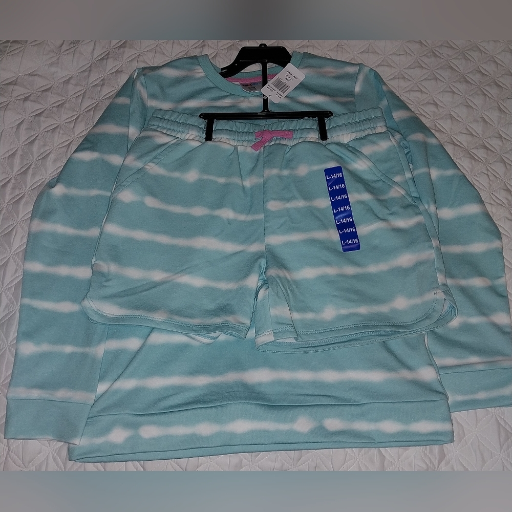 32 COOL SWEATSHIRT & SHORS .